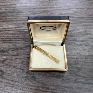 Attaché NWT Gold Tone Tie Bar Clip